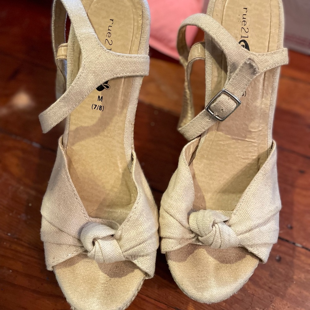 Platform wedge natural hemp style. Like New size 7/8